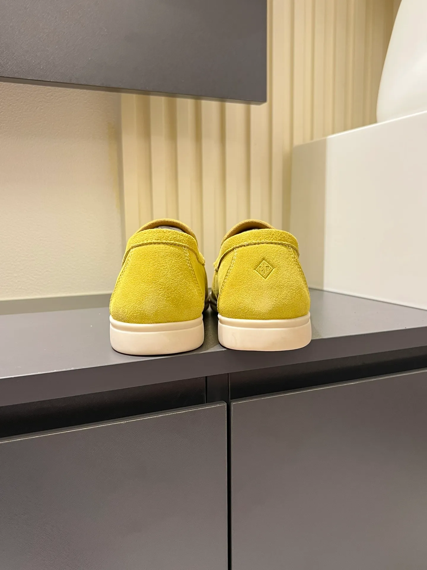Men's shoes 💰p360 "Loro men's shoes 💰pian'*" Classic L men's shoes for couples 💰p Top version British flat loafers, a must-have item in old money style, the minimalist design is eye-catching and durable, a plus point for dressing The soft foot feel and texture are outstanding. They don’t scratch your feet and are very nice. They are matched with soft and waxy soles. They can be worn daily for a long time without getting tired. They are easy to wear, versatile and classic items, with perfect foot feel and texture! Imported cashmere fabric, the lining is made of imported A-grade water-dyed cow lining, the top version of the genuine leather midsole is sewn with pure handmade mark thread! Size: Female 35-40 (34. Customized) Male 38-44 (45.46. Customized)